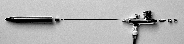 zerlegte Airbrushpistole Eine zerlegte Airbrushpistole – bereit zur Reinigung